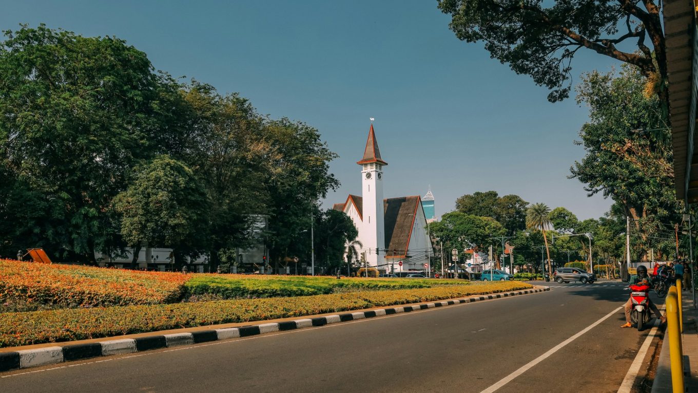 cover artikel ruang terbuka hijau, taman suropati di jakarta